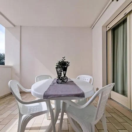Coastal Getaway With Pool Appartement *