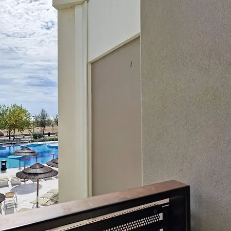 Coastal Getaway With Pool Appartement *